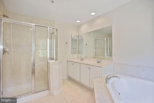 Building Photo - 1614 Leeds Castle Dr