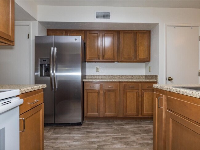 Building Photo - 3 Bedroom, 2.5 Bath