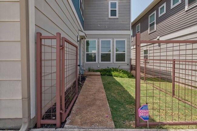 Building Photo - Modern condo, great location, fully Furnis...