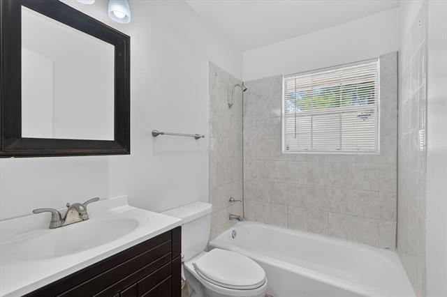 Building Photo - 2539 Highwood Dr