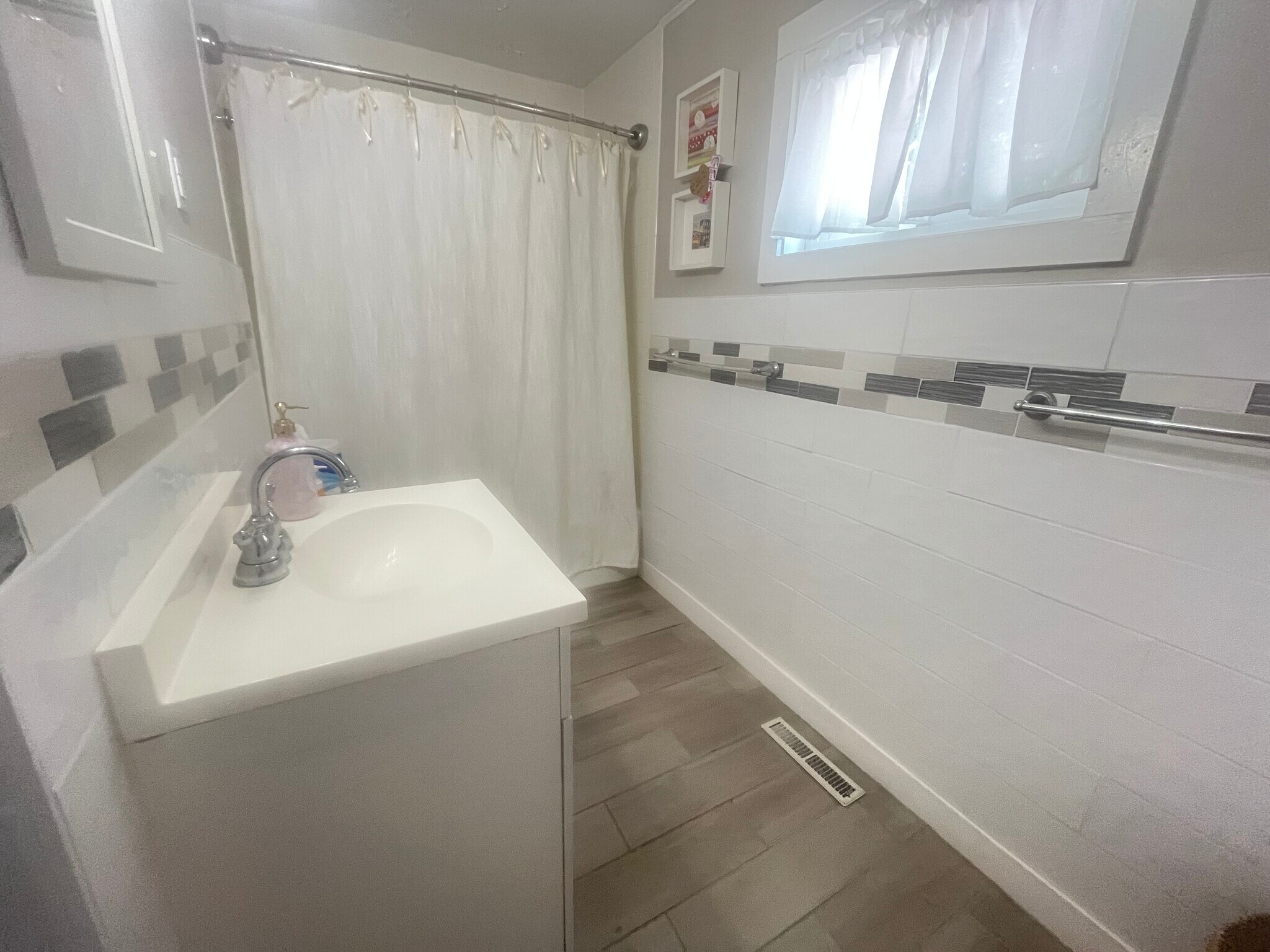 Bathroom - 8 Lincoln St