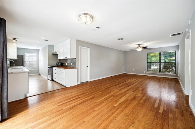 Building Photo - 2009 Sedgie Dr