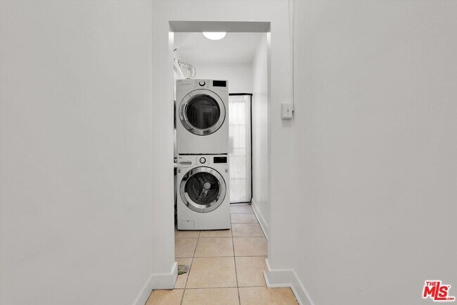Building Photo - 858 1/2 S Gramercy Pl