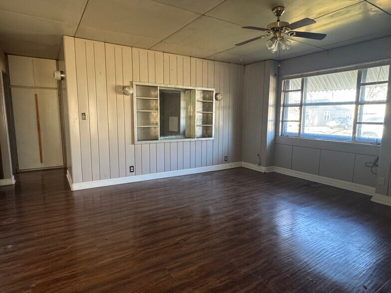 Building Photo - 2119 W Sherwood Ave