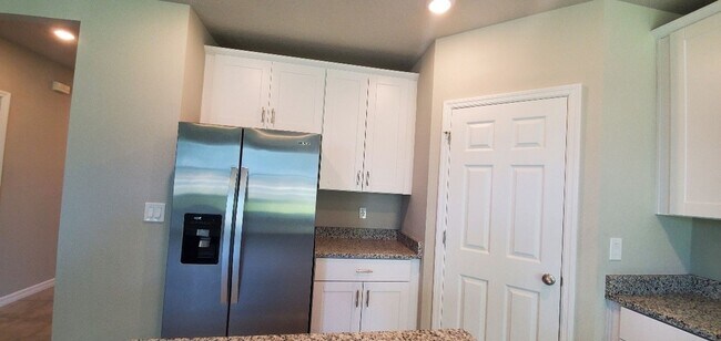 Building Photo - LIKE NEW!! 3-Bedroom, 2-Bathroom in Winter...