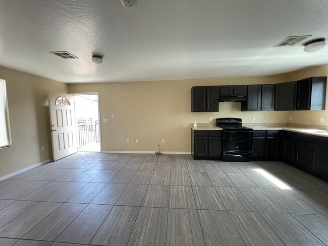 Building Photo - Center Way Apartments 2BDR - 1 BATH