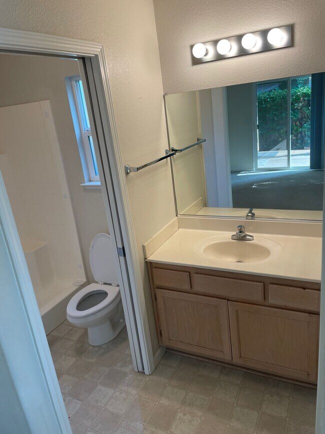 Building Photo - Large 3 Bed 2 Bath Home With Fenced Backyard and Private Garage!