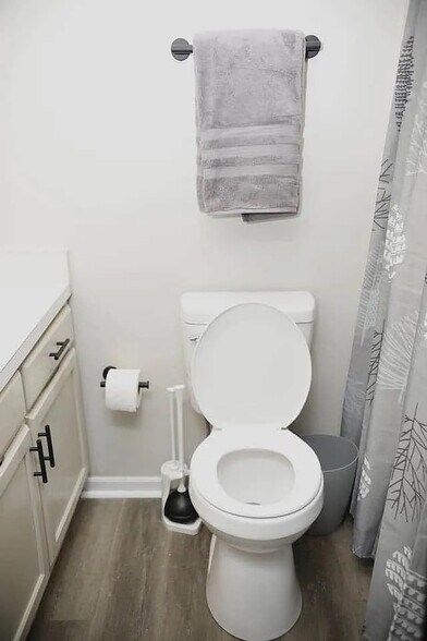 Building Photo - Room in Condo on Forest View Dr