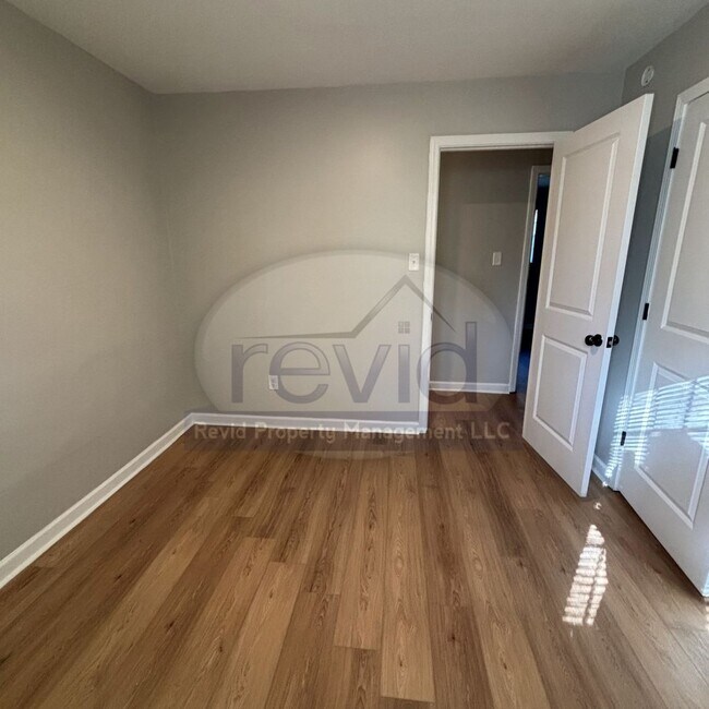 Building Photo - Recently Renovated 3Bed/1.5Bath Available ...