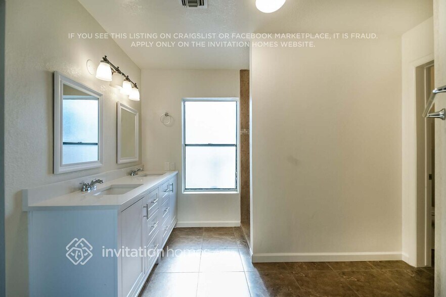 Building Photo - 3231 E Wescott Dr