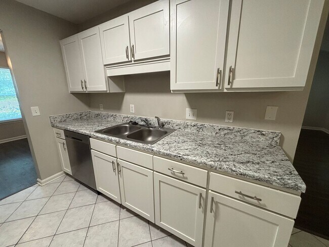 Building Photo - Don’t Miss Out on This Charming 3 Bed, 2 B...