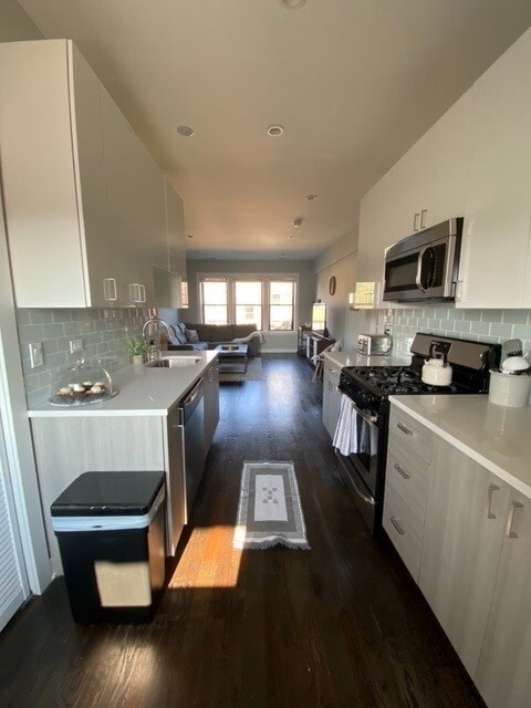 Building Photo - 3548 N Racine Ave