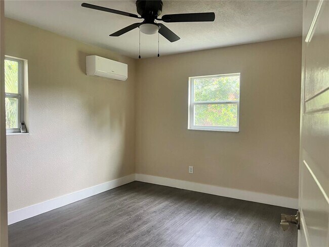 Building Photo - 3616 E Shadowlawn Ave