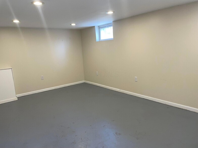 Building Photo - 341 S Roys Ave