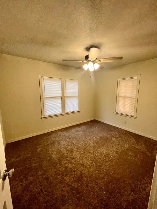 Building Photo - CUTE 2/1 FOR LEASE