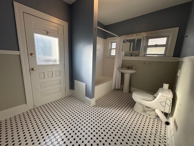 Building Photo - Charming 3-Bedroom Home in the Heart of Cl...