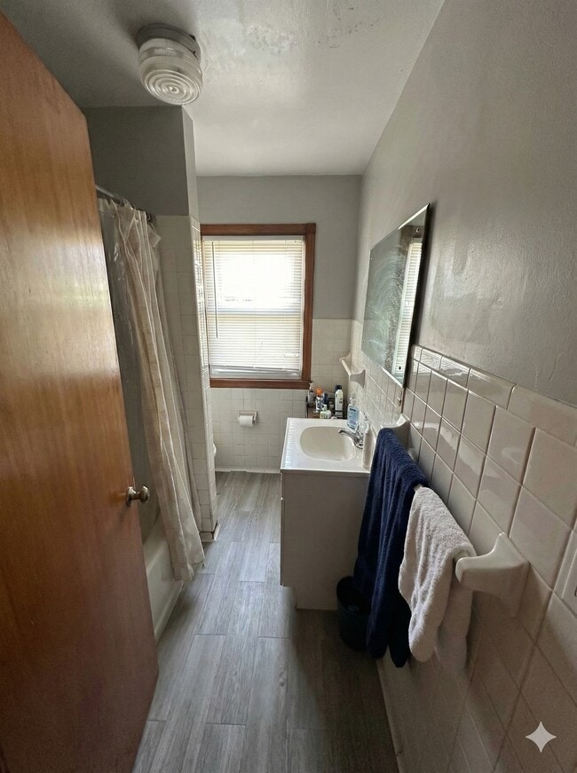 Building Photo - 563 Rellim Dr