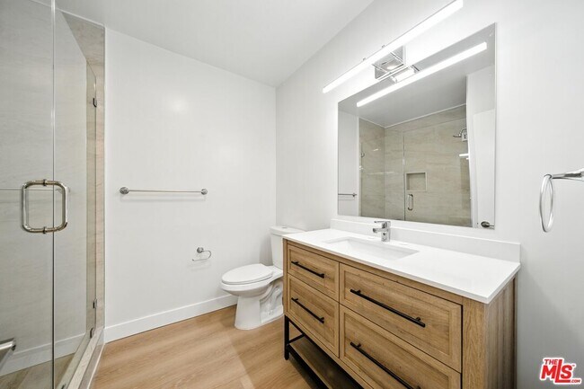 Building Photo - 305 San Vicente Blvd