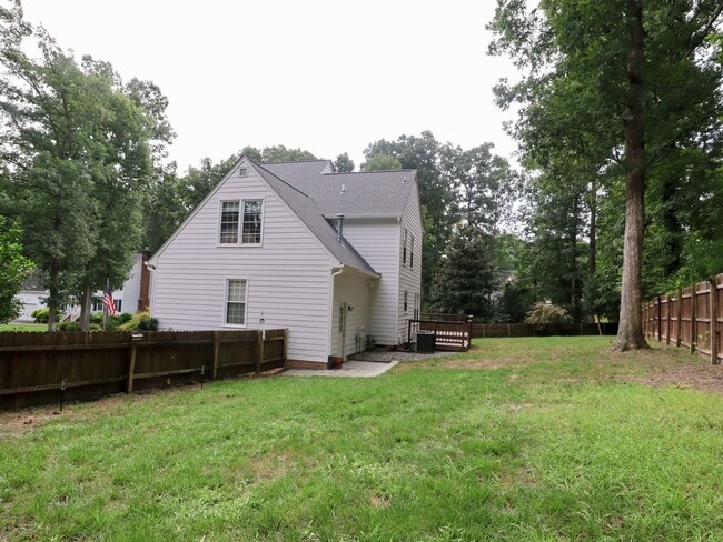 Building Photo - Spacious 4-Bedroom with Fenced Yard, Deck,...