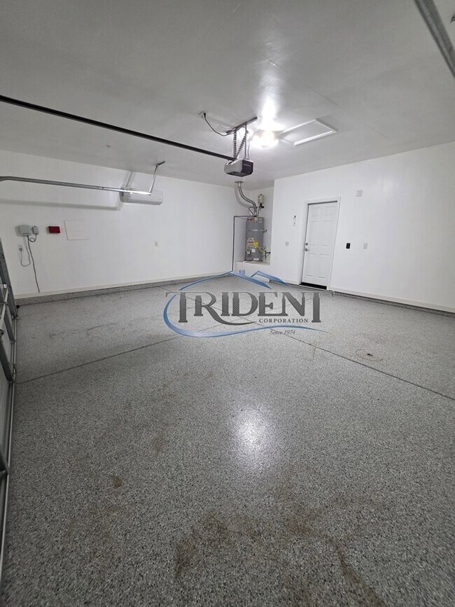 Building Photo - 2062 River Rock Dr