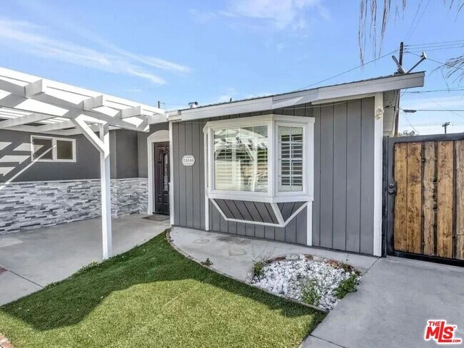 Building Photo - 28040 Ermine Pl