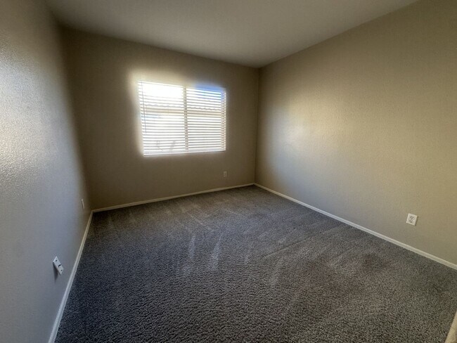 Building Photo - Rare single-level home offers 5 bedrooms and a versatile floor plan designed for comfortable living