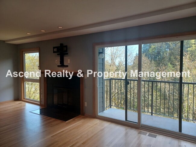 Building Photo - Stunning Views! 2 Level Condo Minutes to Downtown & PSU Incl Water/Sewer/Garbage & Parking