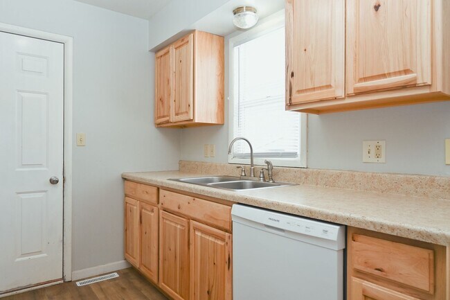 Building Photo - *COMING SOON* Gorgeous 5 Bed 2 Bath Home f...