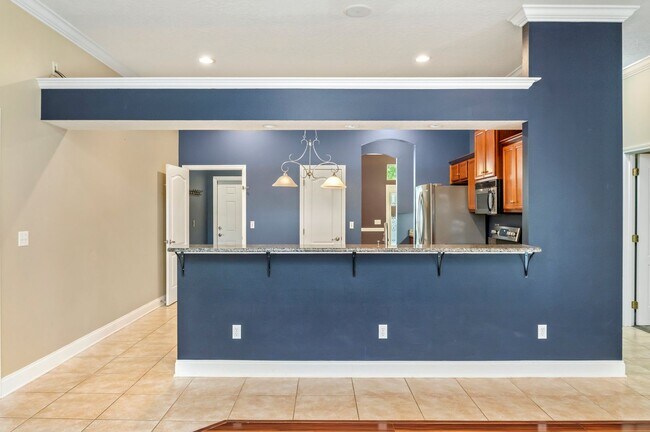 Building Photo - 4 Bedroom in Ideal Neighborhood!!