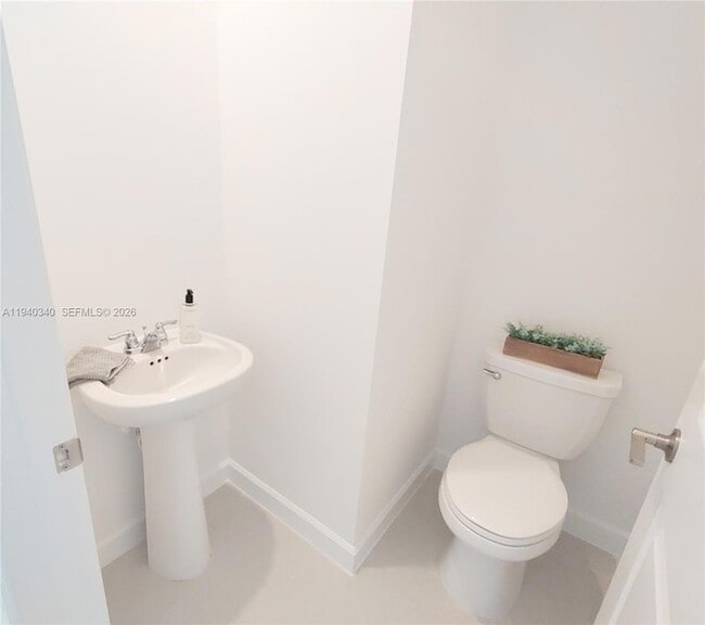 Building Photo - 400 SE Crossoak Ln