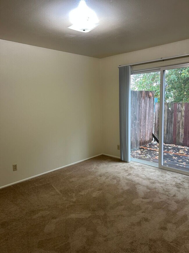 Building Photo - (964) 1 Bedroom / 1 Bathroom - Under New Management!