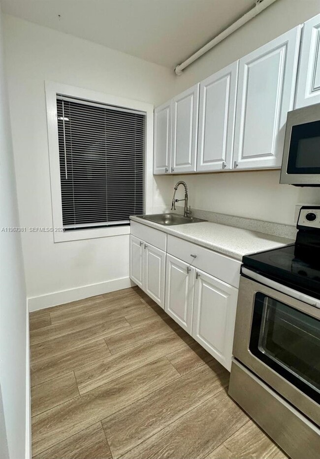 Building Photo - 842 Himmarshee St