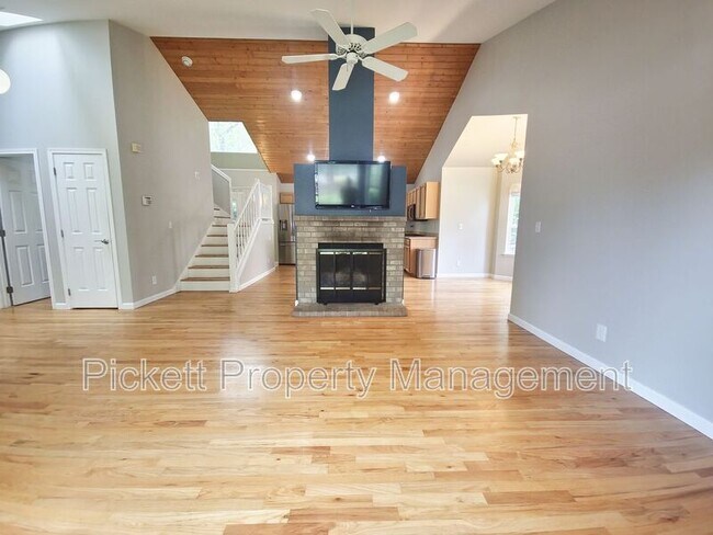 Building Photo - 18845 NE Meadow Run Dr