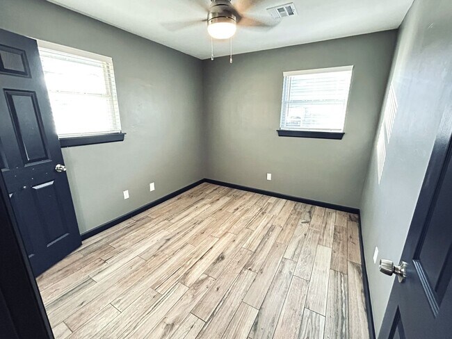 Building Photo - 2114 Allenhurst St