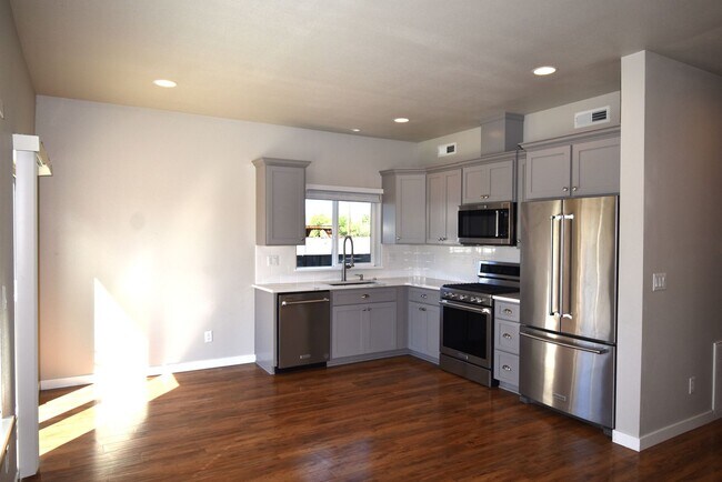 Building Photo - 556-558 Harrison St.