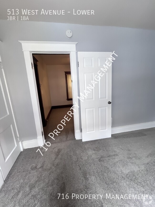 Building Photo - Spacious 3 bedroom Lower