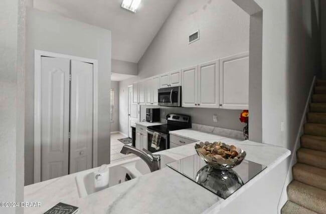 Building Photo - 3 bed 2 bath Townhome
