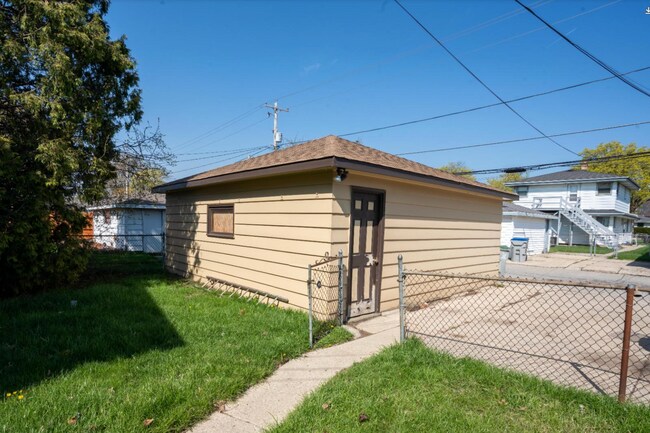 Building Photo - 5650A N 97th St