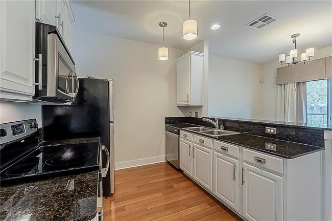 Building Photo - 13420 Lyndhurst St