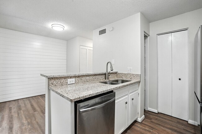 Building Photo - 1101 Surry Ln