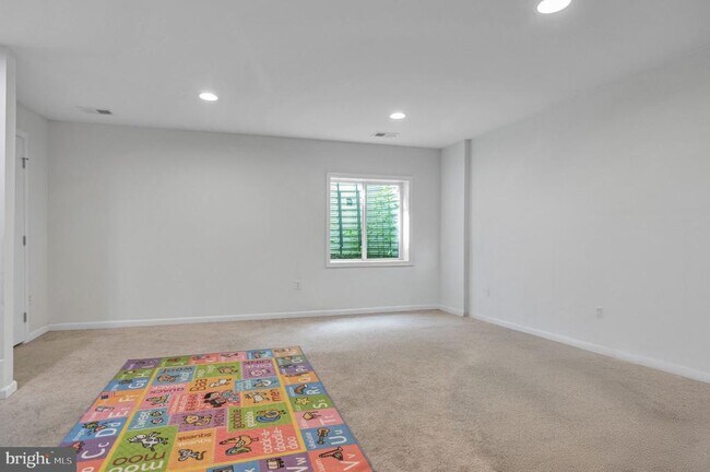 Building Photo - 8633 Rosecrans Ln