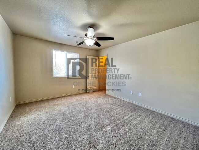 Building Photo - 203 E 6th St