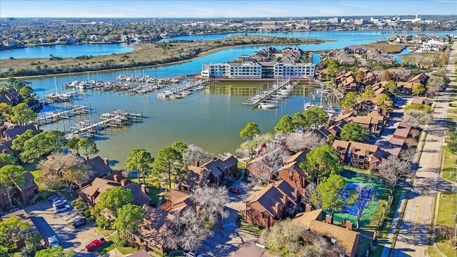 Building Photo - 727 Davis Rd