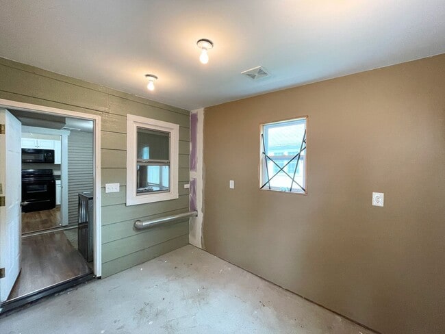 Building Photo - Cute 3 Bed 1 Bath McPherson Home in Good N...