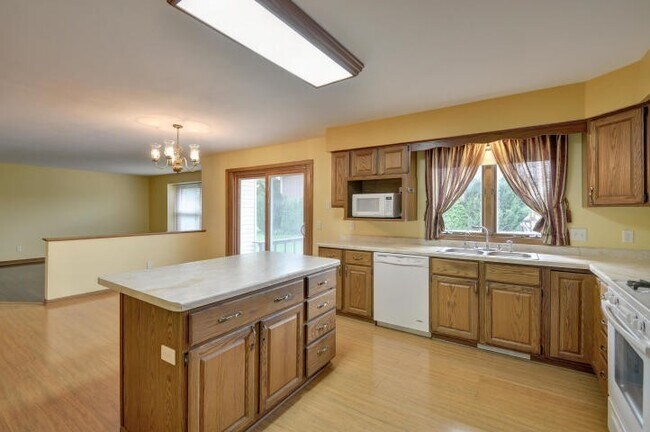 Building Photo - Spacious 4-Bedroom Home with Attached Garage in Salem Lakes