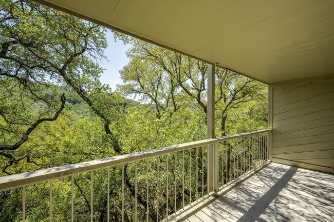 Building Photo - 801D Grassy Knoll
