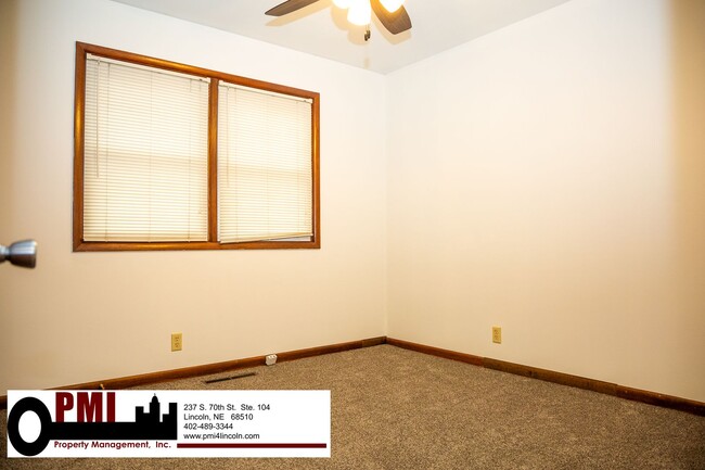 Building Photo - 3 Bedroom and 1.5 bathroom House for rent