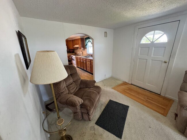 Building Photo - Cozy 2 Bedroom 1 Bath Home