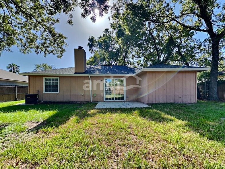 Building Photo - 8034 Macinnes Dr