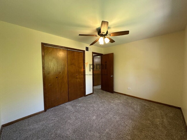 Building Photo - 334 Little John Dr